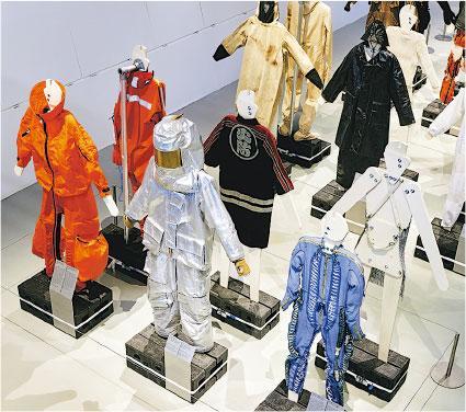 時裝vs.工作服——現於鹿特丹Het Nieuwe Instituut舉行、Eldina Begic策展的Workwear展覽，將工作服與時裝版工作服作對比。（Aad Hoogendoorn攝）