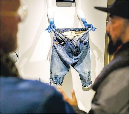 牛仔褲裝置——Sam Cruden設計的牛仔褲裝置作品，讓人細看一條牛仔褲經歷的年月。（Aad Hoogendoorn攝）