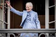2023年4月16日，丹麥女王83歲生日，她在Amalienborg Castle陽台向民眾揮手。（法新社）