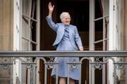 2023年4月16日，丹麥女王83歲生日，她在Amalienborg Castle陽台向民眾揮手。（法新社）