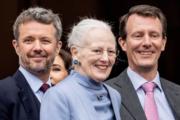 2023年4月16日，丹麥女王（中）與兒子丹麥王儲弗雷德里克（Crown Prince Frederik，左）和約阿希姆王子（Prince Joachim，右）。（法新社）