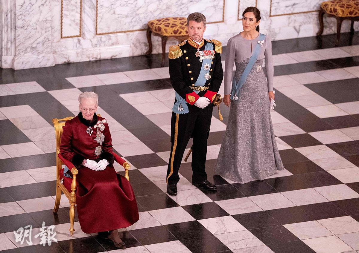 2023年1月3日，丹麥女王瑪格麗特二世（左）與王儲伉儷（法新社）