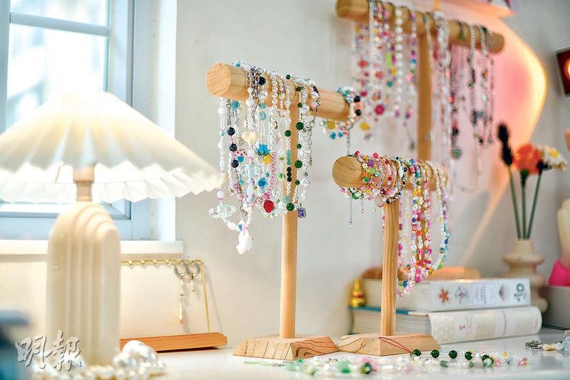 糖果色系——Jüü Jüü的飾物融入玉石、珍珠、水晶等元素，大多運用糖果色系配搭，讓珠珠飾物更富時尚感。（黃志東攝）
