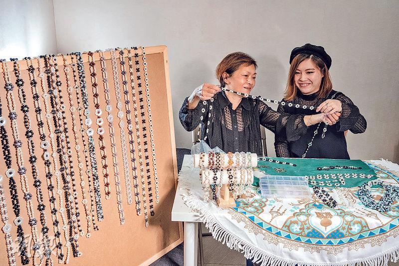 母女檔——IG店由Cheryl（右）與媽媽張太（左）一起營運，主打串珠手機掛繩。張太手上拿的是長版掛繩，約$168至$188一條。（馮凱鍵攝）