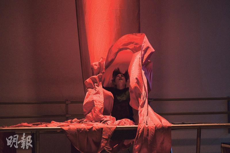 童子跳牀--在《囍——紅色的承諾》，舞者梅卓燕走上彈牀，象徵童子跳牀，透過彈跳表現女性在婚姻中的惶恐不安。（鄧家烜攝）