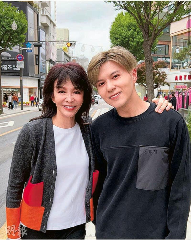 Do姐（左）與應智越在韓國街頭合照。（網上圖片）