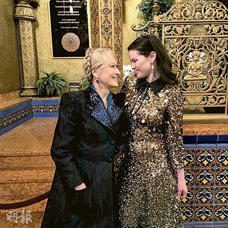 莎蓮娜高美斯（右）公開與梅麗史翠普（左）的合照，宣布新劇《破案三人行3》拍竣。
