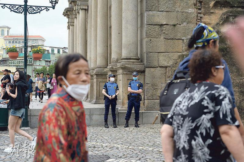 澳門設旅遊警察在各大景點維持秩序及支援旅客，香港也有評論認為應研究效法。（蘇智鑫攝）