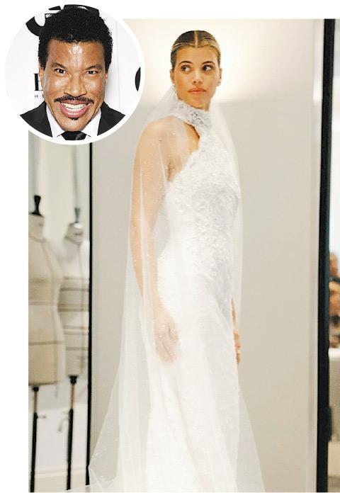 Sofia Richie穿著Chanel婚紗，由父親Lionel Richie（圓圖）送嫁。