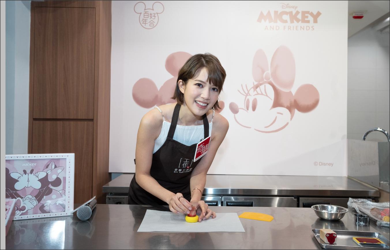 Chloe挑戰入廚整餅，親手製作以她喜愛的米奇老鼠圖像製成的禮餅。（林祖傑攝）