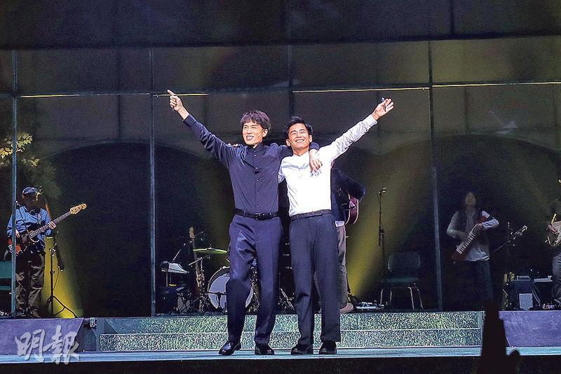 黃子華（左）與林海峰合演49場舞台劇《愛我別走》前晚圓滿落幕。