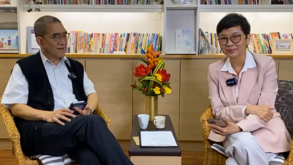 Mo爸李盛林接受羅乃萱（右）直播訪問。（fb影片截圖）