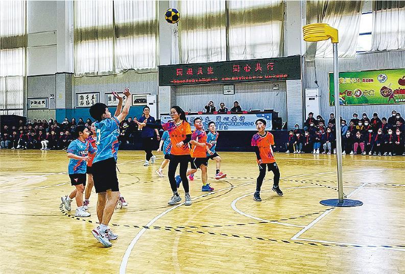 切磋球技——青小在杭州分別跟兩間小學舉行合球友誼賽，讓兩地學生互相切磋球技。（受訪者提供）