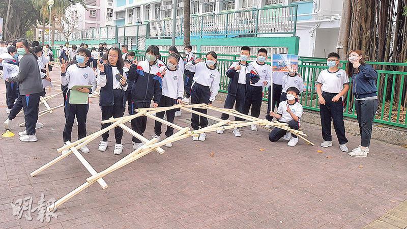 4米拱橋——同學先分小組熱身，並要砌出一條最長的拱橋，大部分都能做出4米多的長度。（劉焌陶攝）