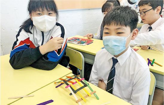 建橋技巧——學生早前在課室先用雪條棒和木筷子學習建橋的技巧。（學校提供）