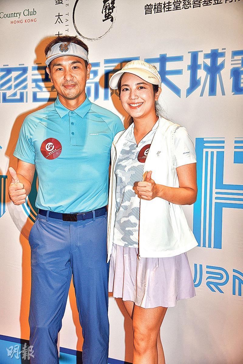 陳展鵬（左）大讚太太單文柔聰明，高爾夫球技術進步神速。（攝影：劉永銳）