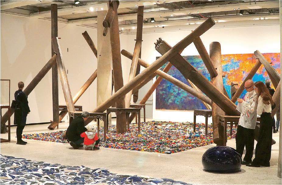 Lego作品--Ai Weiwei: Making Sense的其中一個焦點，是牆上以Lego砌成的Water Lilies#1, 2022，這是艾未未最大型的Lego作品，以法國印象派藝術家Claude Monet的名作Water Lilies為靈感。（Dawn Hung攝）