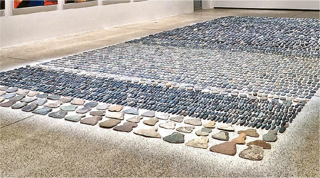 「歷史垃圾」--倫敦Design Museum主策展人Justin McGuirk認為石器組成的Still Life, 1993-2000看起來像地層（stratum），為這些「歷史垃圾」帶來價值反思。（Dawn Hung攝）