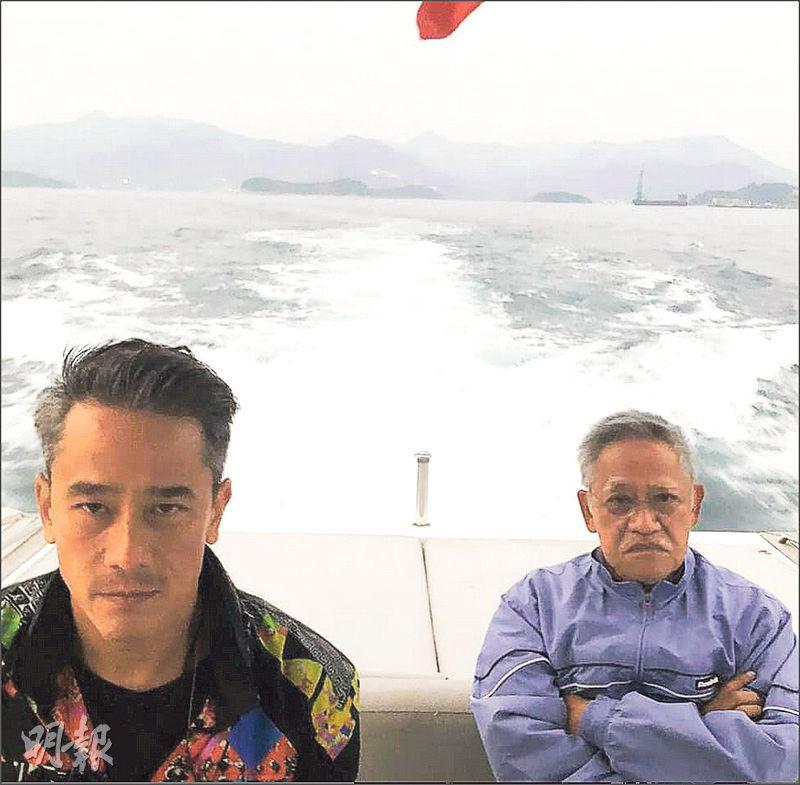 吳嘉龍（左）透露父親吳耀漢（右）生前最喜歡出海，家人決定將他的骨灰撒海。（網上圖片）