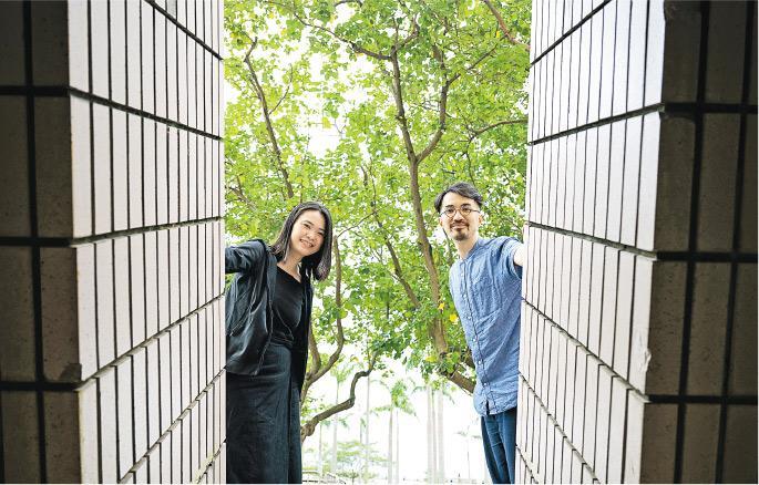 探索音樂可能——鄺展維（右）和陳楚珊（左）成立「廿一檔」，期望突破香港從事音樂的固有限制，探索音樂藝術各樣可能。（朱安妮攝）