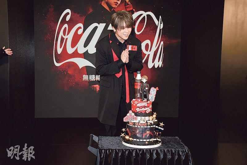 姜濤昨日出席商場宣傳活動，大會送上生日蛋糕，預祝今日24歲生日。（攝影：鍾偉茵）