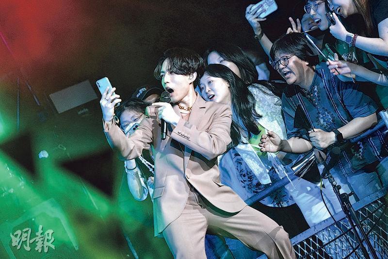 林宥嘉（左）拿粉絲的手機玩自拍。（攝影：鍾偉茵）