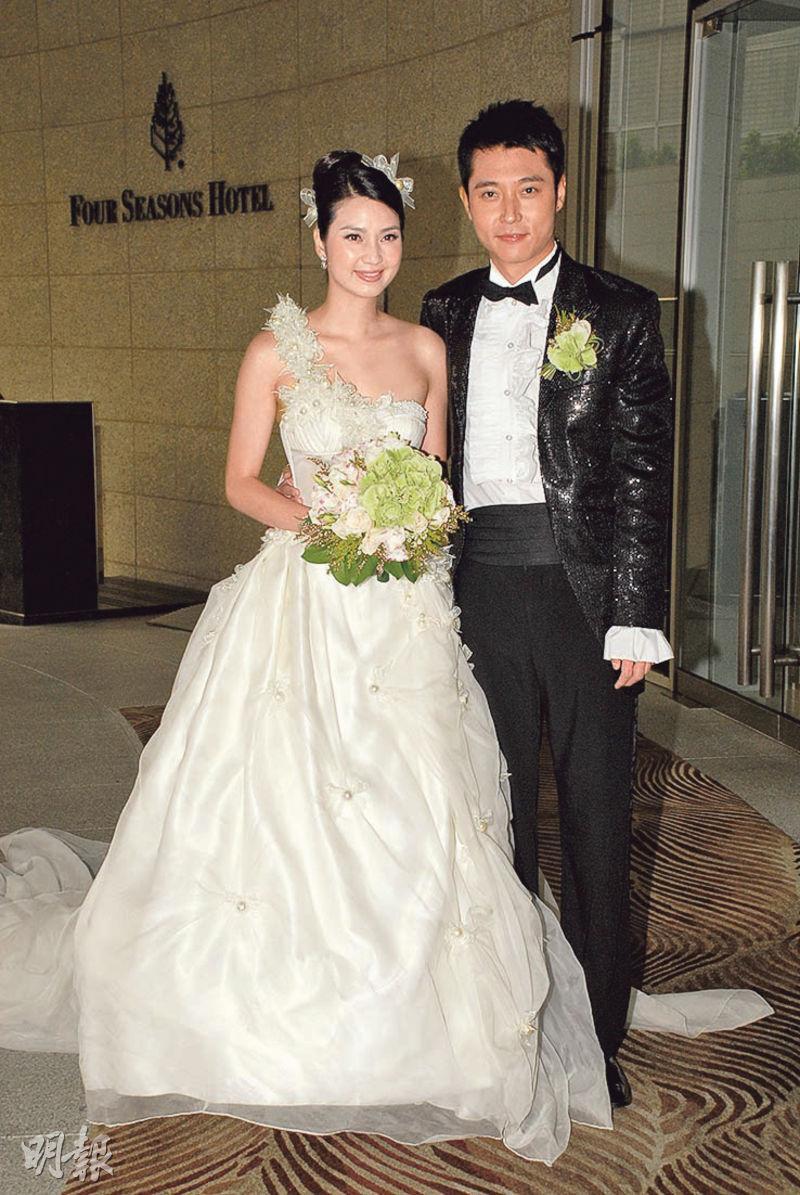 洪欣（左）與張丹峰譜姊弟戀，2009年結婚，在中環四季酒店舉行婚禮。（資料圖片）