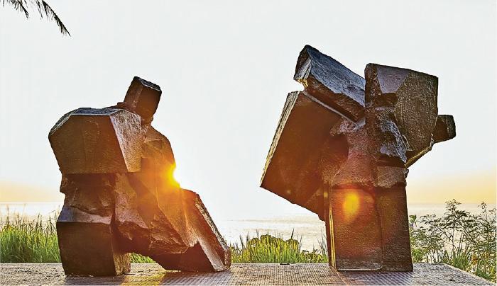 《太極系列》--創作年份：1996，版數：4/8，類型：銅雕，體積：左：148.2 x 170.2 x 191.5厘米；右：175.3 x 178 x 239.4厘米，拍賣行：香港，蘇富比，2017年9月30日，拍品編號1023，售價：1270萬港元，特色：此作令觀眾聯想起兩名夕陽武士在對決。不過太極高手深藏不露，從外在感受不到任何殺氣（拍賣行提供）