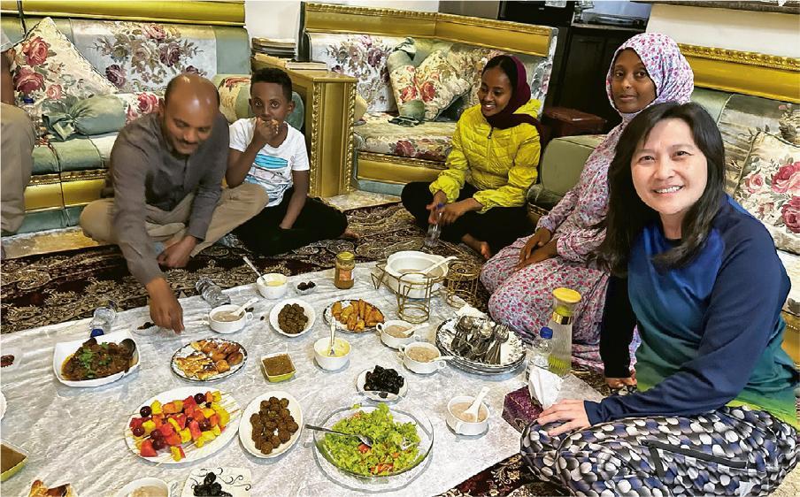 豐富晚餐--埃塞俄比亞的一個富裕穆斯林家庭，款待筆者（右一）到家中吃豐富晚餐。（作者提供）