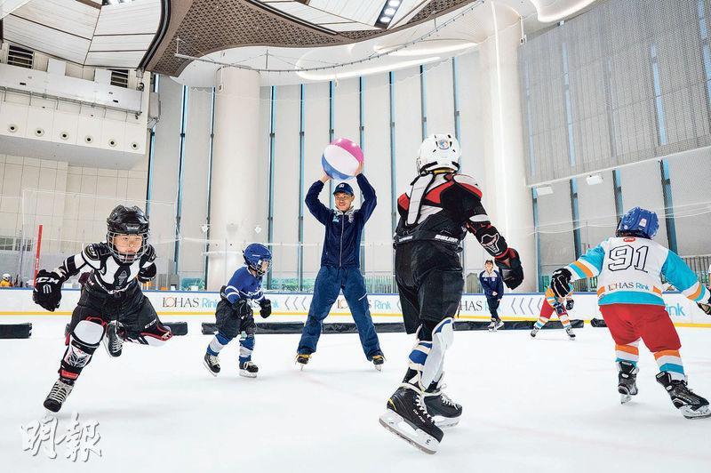 遊戲中學習——對沒溜冰經驗或初學者來說，香港冰球訓練學校的教練先透過不同遊戲如傳球、一二三紅綠燈等讓小朋友練習溜冰技巧。（朱安妮攝）