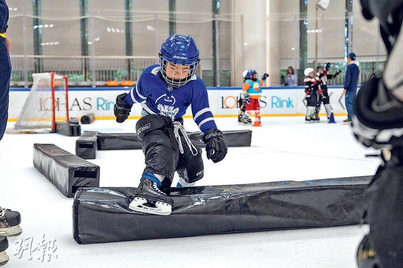 跨越障礙——在冰上跨越障礙物是要小朋友練習提起腳時保持平衡。（朱安妮攝）