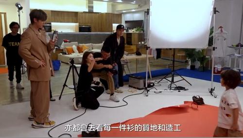 姜濤在鏡頭後指導小男模拍照。（TO ZERO OFFICIAL Ig圖片）
