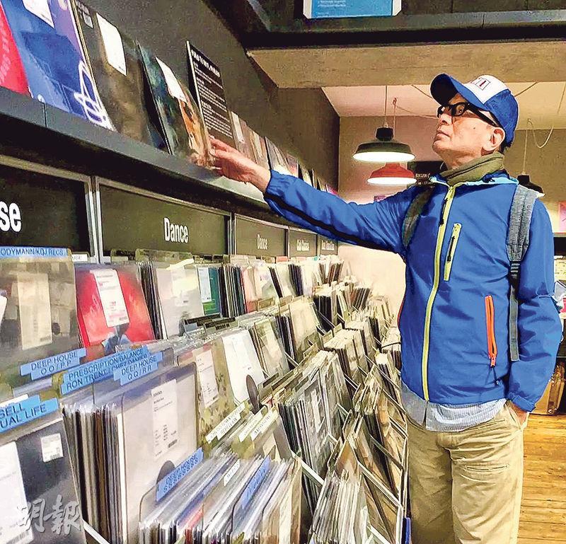 黃耀明在英國抽空逛唱片舖。