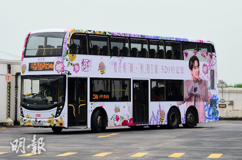 張敬軒近日獲代言品牌安排印有其肖像的宣傳巴士穿梭九龍鬧市。（大會提供）