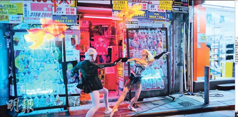 港芭與香港管弦樂團合作拍片，舞蹈員及樂師在街頭起舞奏樂，城市夜街猶如科幻世界，霓虹燈璀璨。（影片截圖）