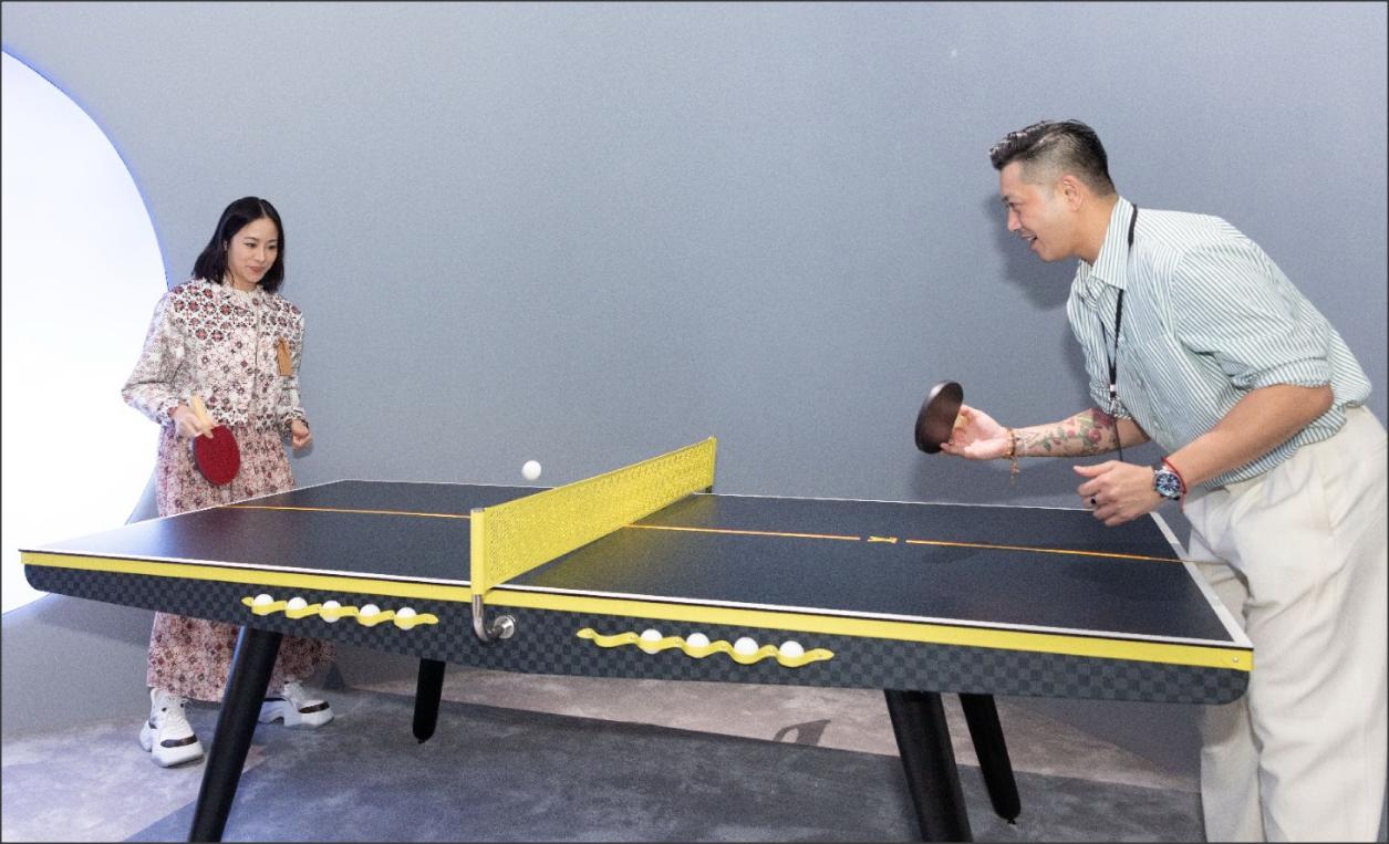 林嘉欣即興與友人打乒乓球。（大會提供 ）
