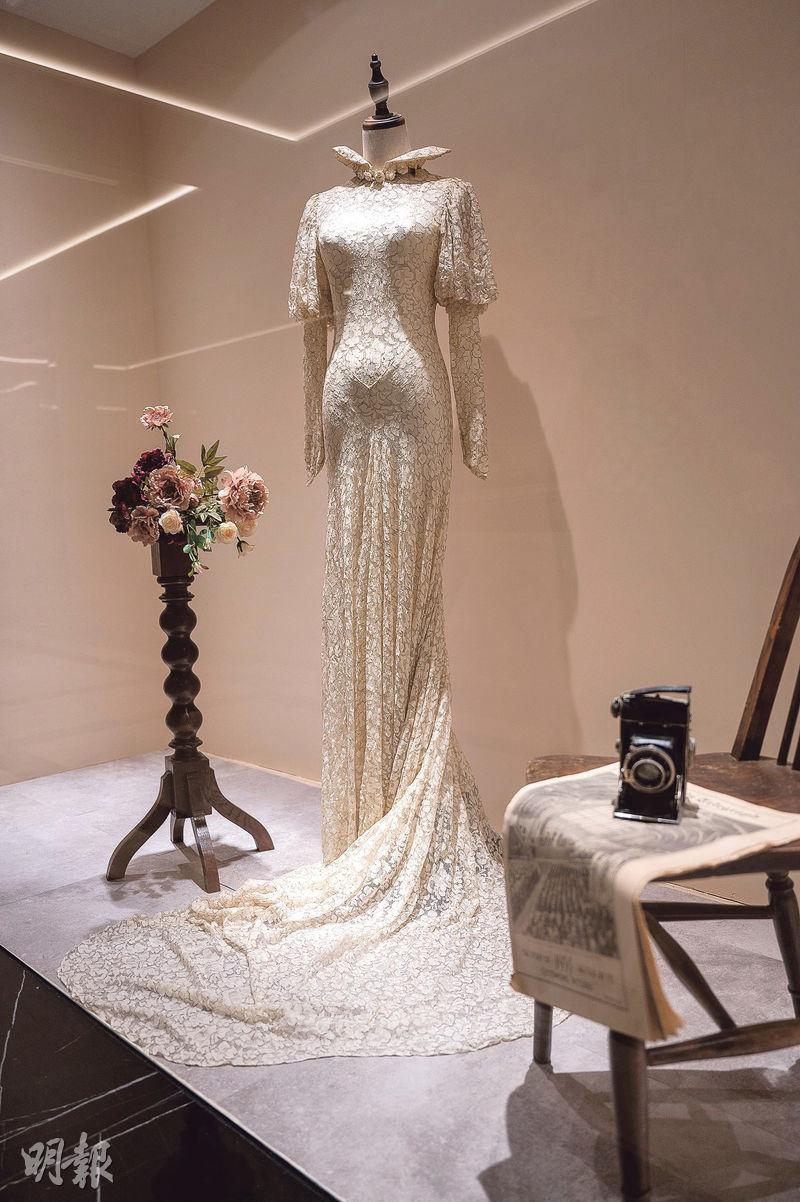 1930年代象牙色蕾絲婚紗，無論袖子還是領口都是純手工製作，展現不凡手藝。（朱安妮攝）