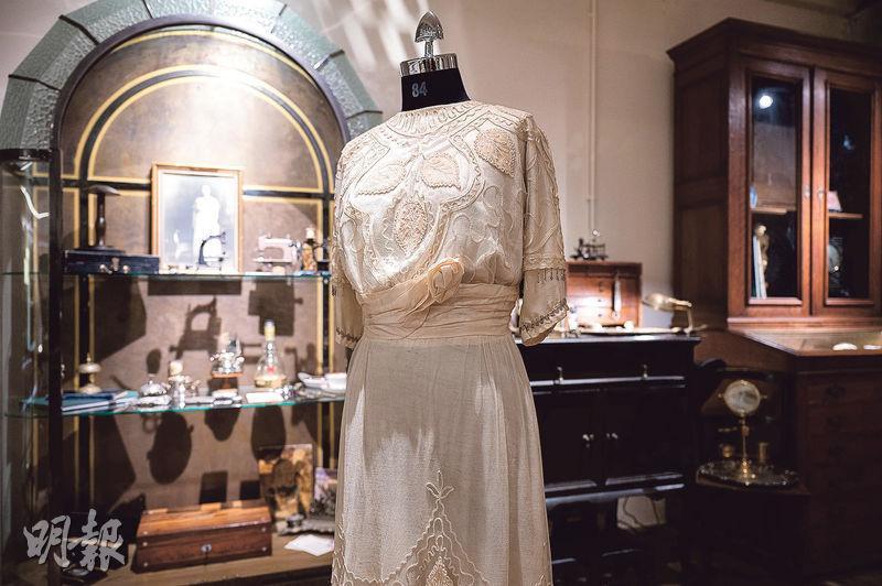 1910年代的婚紗，設計相對簡單，但其刺繡細緻，可見用心之處。（$8600）（朱安妮攝）