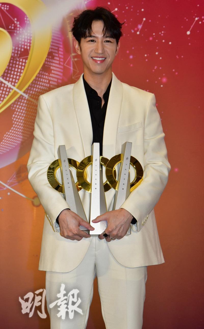 馮允謙在昨晚舉行的《十大中文金曲頒獎音樂會》獲得3個獎，成績不錯。（劉永銳攝）