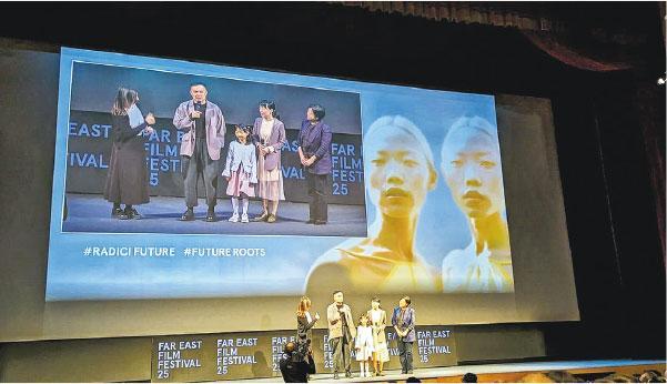 《流水落花》導演賈勝楓與家人一同上台發言。（受訪者提供）