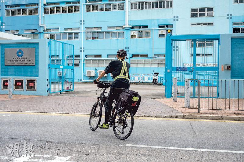 阿文把單車放在學校，身體力行在校內推動環保減廢，成功感染兩個同事一起踩單車返放工。（鄧宗弘攝）