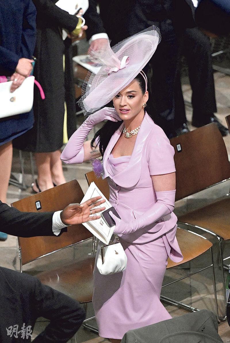 Katy Perry戴大帽子，被指阻擋其他賓客視線。（路透社）