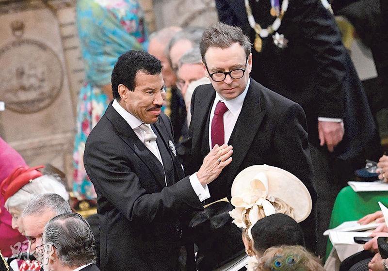 有份演出音樂會的Lionel Richie（左）出席加冕儀式。（法新社）