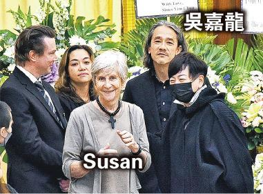 吳耀漢外籍妻子Susan與兒子吳嘉龍在靈堂打點。（攝影：鍾偉茵）