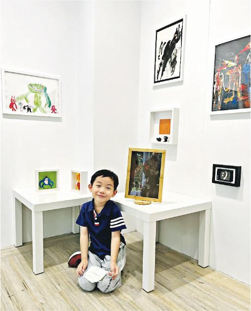 雞蛋仔參加了畫廊的小型畫展，共有8件作品參展。（作者提供）