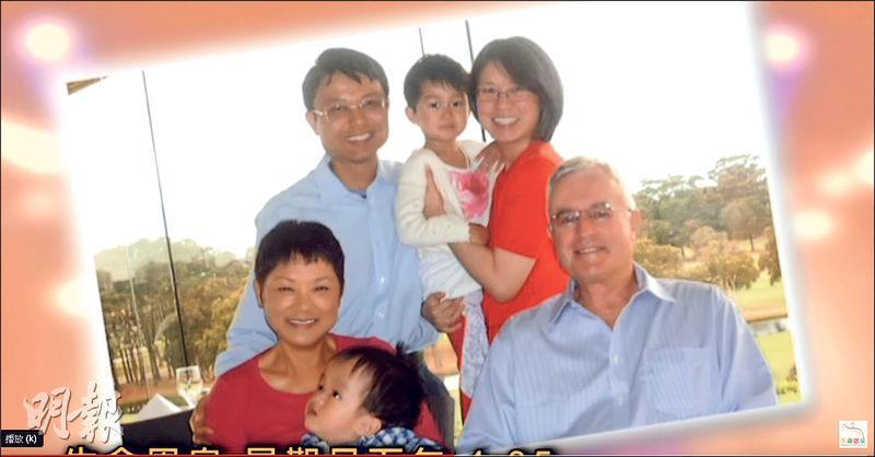 葉麗儀（前排左起）與孫仔、老公David、兒子（後排左起）、孫女及兒媳在澳洲悉尼生活。（網上圖片）