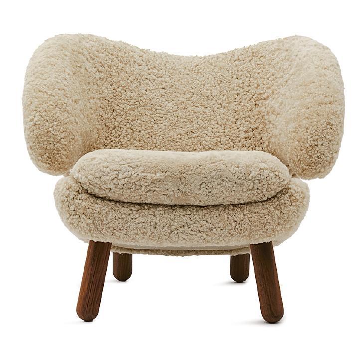 鵜鶘為靈感——Pelican Chair, 1940，丹麥設計大師Finn Juhl曾言：「一件家具應該被視為一件獨立的藝術品，而不僅是室內設計一部分。」如藝術雕塑般的Pelican Chair，無疑展示出他對超現實主義的迷戀。設計以帶有大喉囊的鵜鶘為靈感，椅背左右兩側向外延伸出如翅膀般的扶手，有如鵜鶘正要在湖面上停下來的模樣。一體成形的有機流線配上向外傾斜的粗短木椅腳，既優雅又穩重，現為紐約現代美術館MoMA的永久收藏。這張傳奇名椅的手稿早已失傳，至2000年代根據僅存的原作復刻生產。$125,700（連卡佛提供）