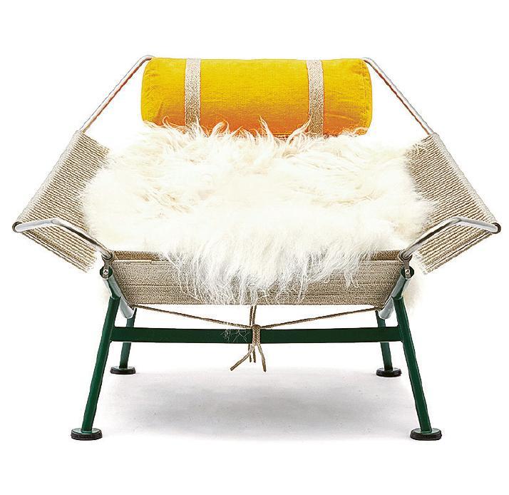 夢幻繩椅——Flag Halyard Chair, 1949，丹麥設計大師Hans Wegner在某個炎夏的海灘中，試着將自己埋進沙堆之中作不同的坐姿試驗，就這樣找到在海邊休息時最完美的背仰位置，帶來了這張符合人體工學的繩椅——以旗繩在鋼架上編織成形，再鋪上天然羊毛氈及頸托，這樣的配搭在當時可說相當大膽。一躺坐下來就讓人想閉目休息、達至極致放鬆的效果，是在海邊享受假期或假日在家裏看書的夢幻椅子，體現Hans的一番話：「我們必須小心，不要讓一切都變得如此嚴肅。我們必須玩，但我們必須認真去玩。」$121,500（連卡佛提供）