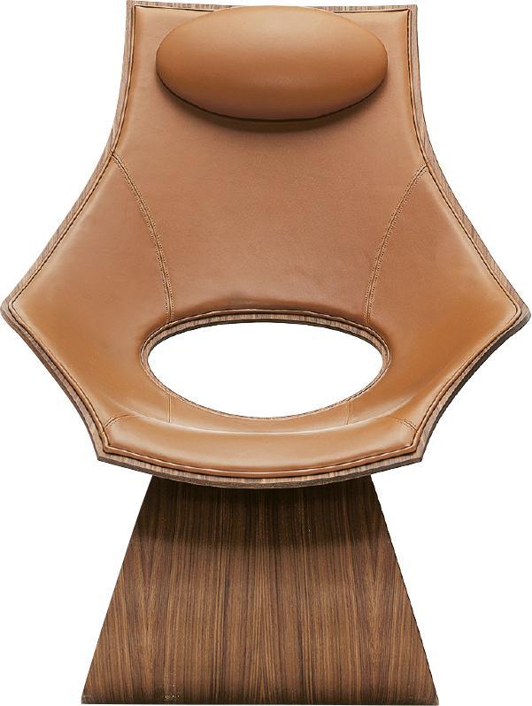 椅子配頸枕--TA001P Dream Chair, 2013，丹麥工藝遇上日本設計會擦出怎樣的火花？日本建築師安藤忠雄與家具品牌Carl Hansen & Søn密切合作後，帶來了向Hans J. Wegner的致敬之作：TA001P Dream Chair。安藤忠雄非常敬重這位丹麥大師，尤為鍾情其操刀的Y-Chair。就如其1989年設計光之教堂時留下的十字形切口牆身，Dream Chair椅墊部分也劃出了一個橢圓形切口，讓椅子有如雕塑般美麗，模糊藝術與功能之間的界線。椅子頂部配有頸枕，備有橡木或胡桃木兩款選擇。簡潔有機線條展露設計的迷人面貌。$60,700（連卡佛提供）