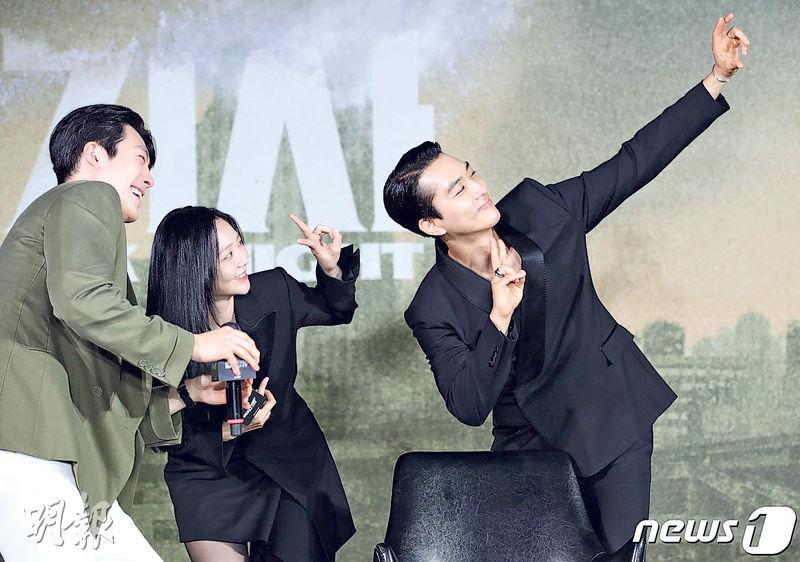 金宇彬（左起）、李絮及宋承憲在新劇《末日騎士》記者會示範如何自拍。